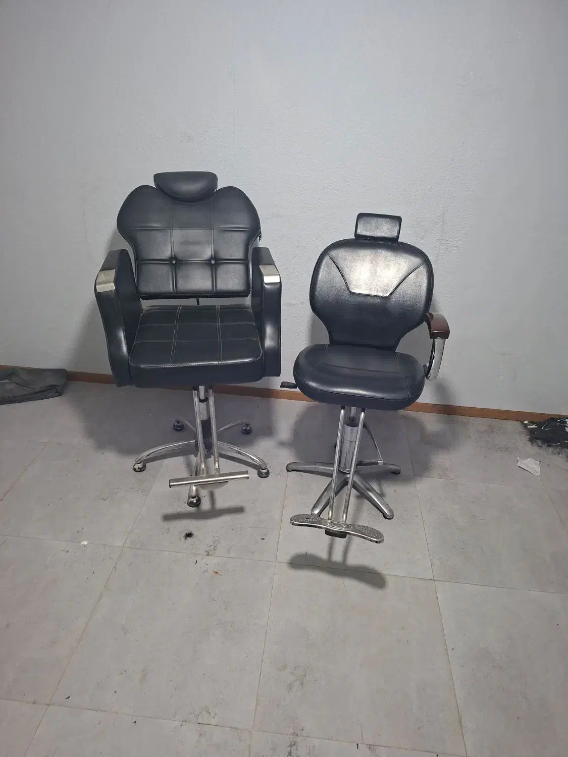 ۲ عدد صندلی در حد|آرایشگاه و سالن‌های زیبایی|مشهد, راهنمایی|دیوار