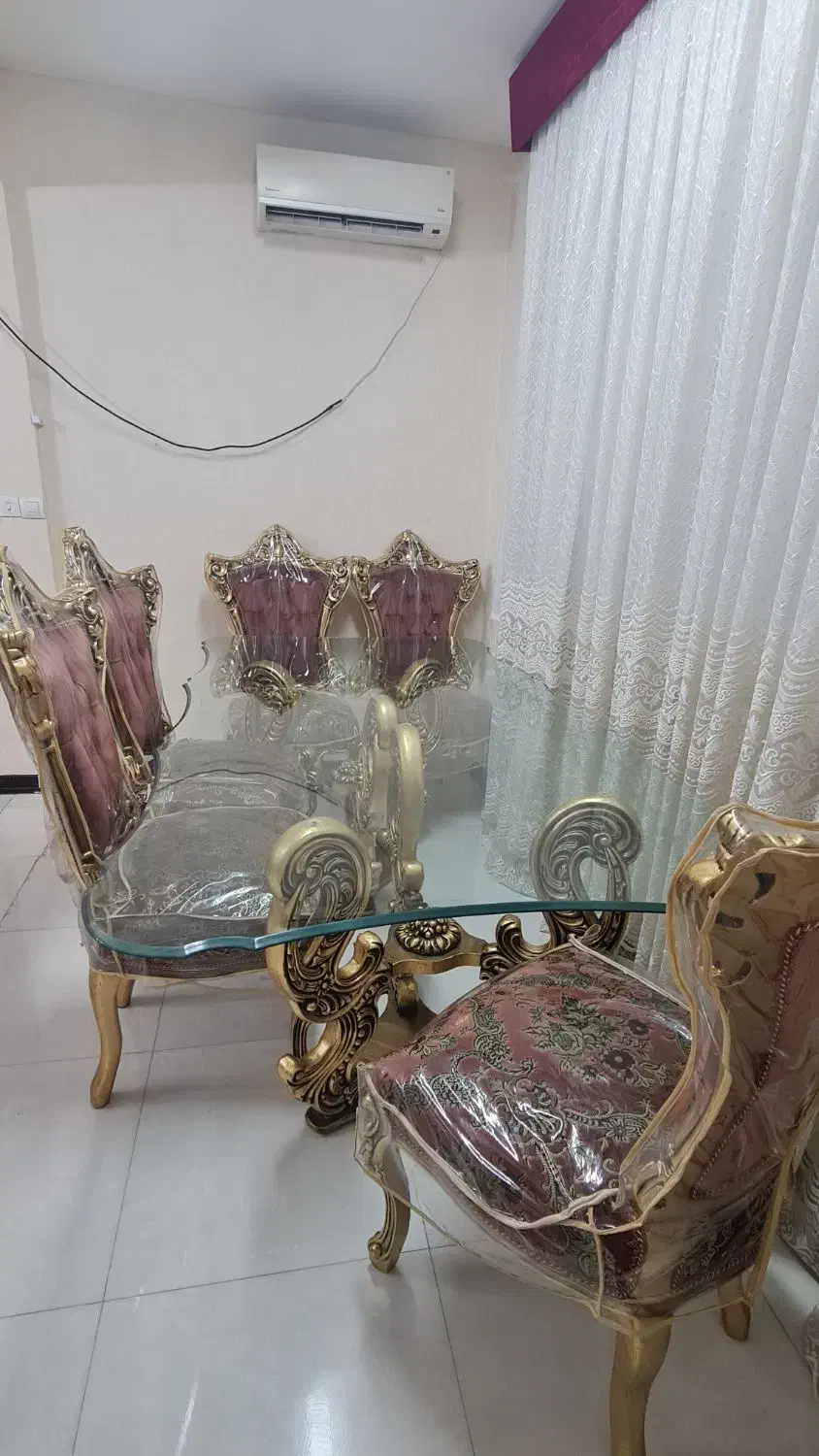 میز نهار خوری بسیار تمیز ومبل 7نفره وپنجره پی وی|مبلمان خانگی و میز عسلی|چمران, |دیوار