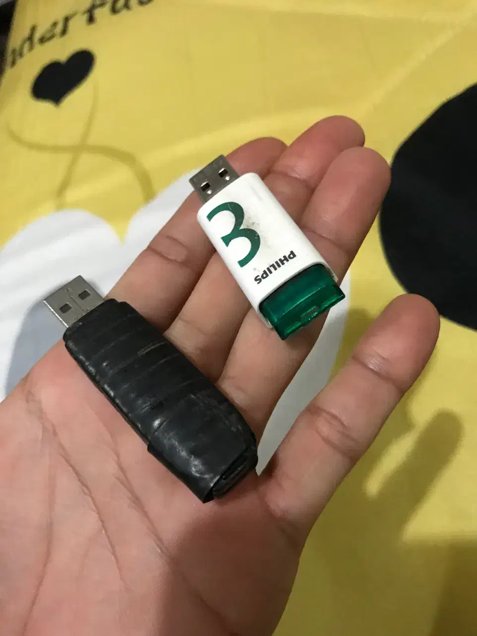 دو عدد فلش سالم،فقط ۳۰۰ تومن|قطعات و لوازم جانبی رایانه|رشت, پیرکلاچای|دیوار