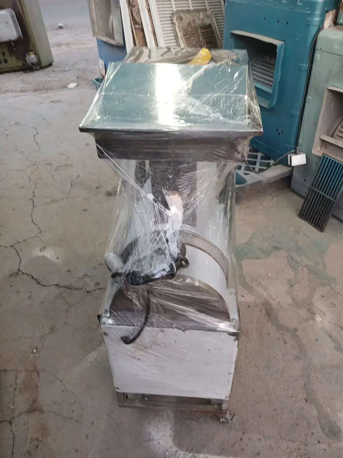 دستگاه آب گوجه گیری دستگاه آب میوه گیری|ماشین‌آلات صنعتی|آران و بیدگل, |دیوار