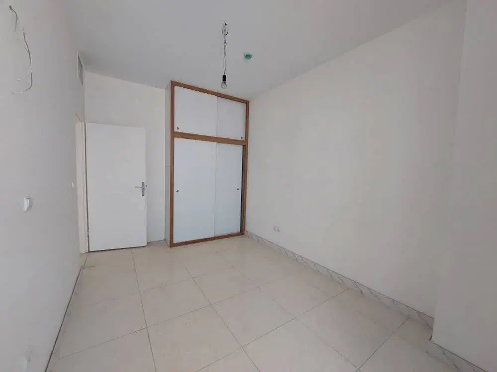 نگین غرب اردستانی ۱۳۵متر ۳خواب ویو شمال و جنوب