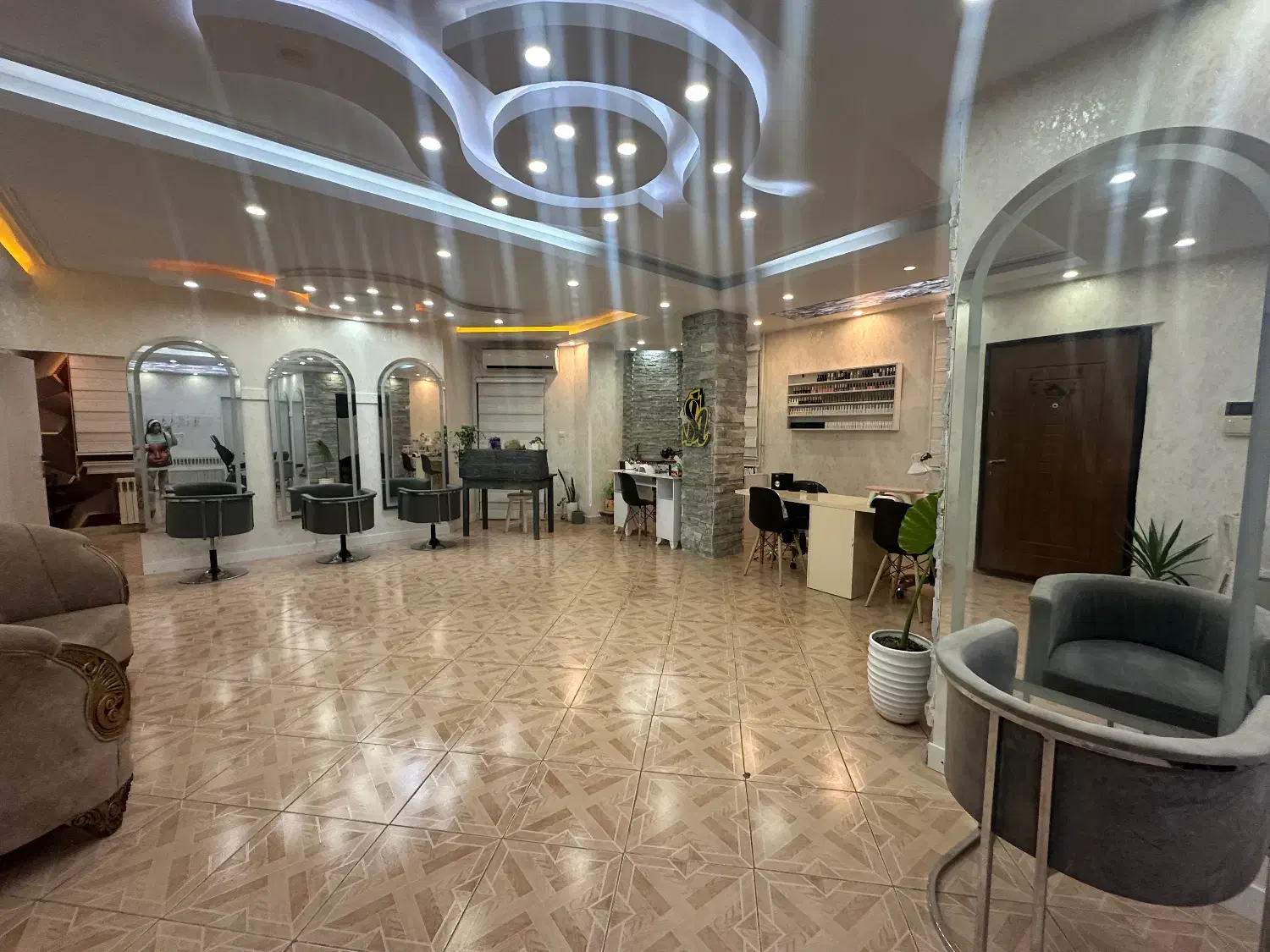 اجاره اتاق و لاین در سالن زیبایی گلسار|خدمات آرایشگری و زیبایی|رشت, کاکتوس|دیوار