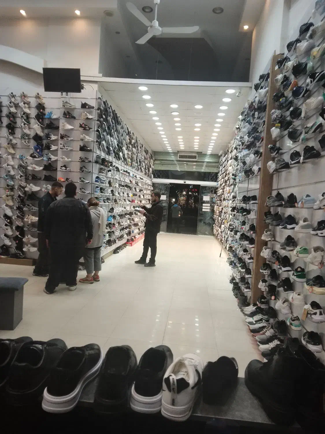 استخدامفروشندهوانباردار|استخدام خدمات فروشگاه و رستوران|تهران, مدائن|دیوار