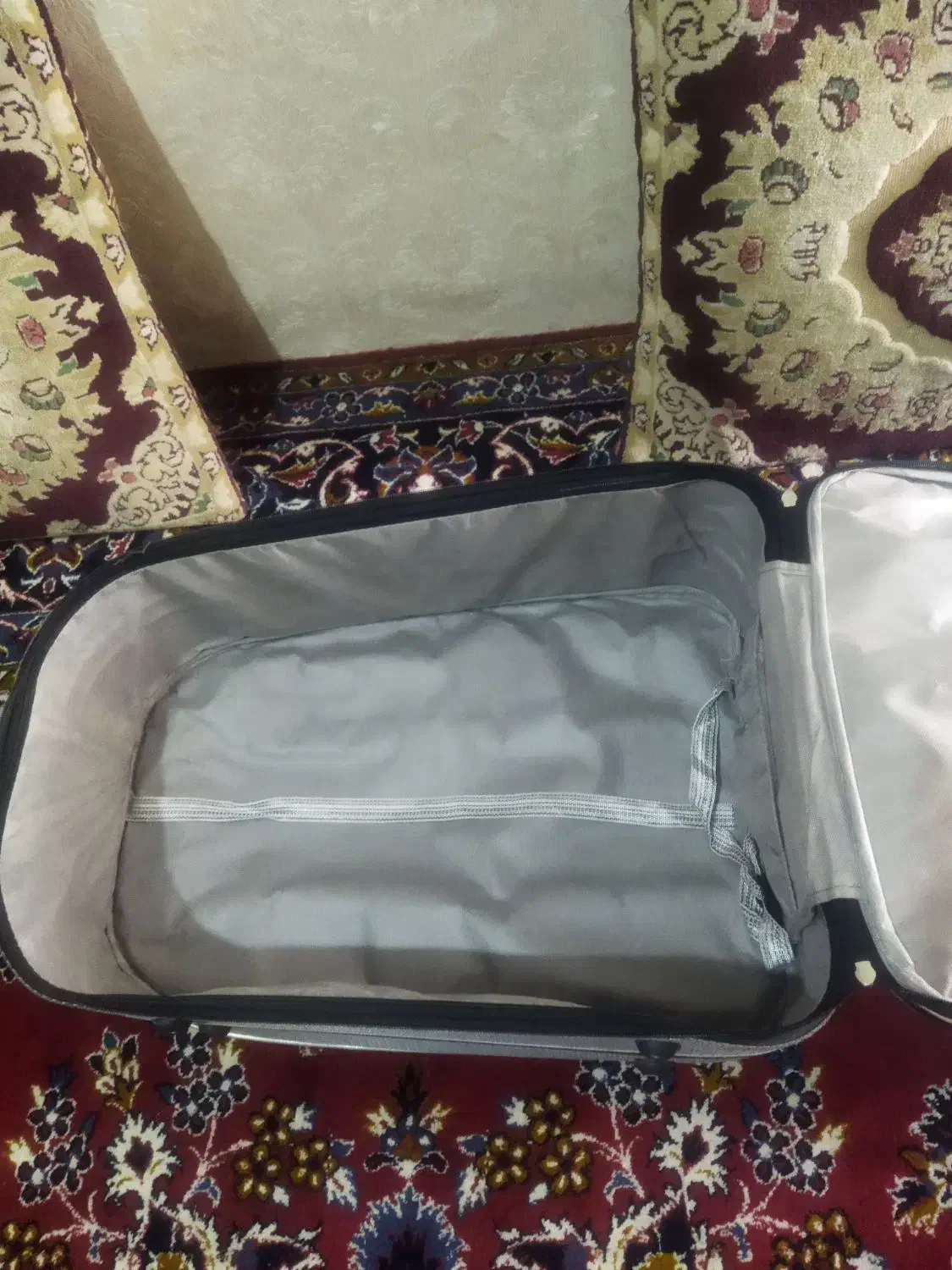 چمدان مسافرتی بزرگ وجادار یک بار فقط استفاده شده|کیف، کفش، کمربند|ملایر, |دیوار