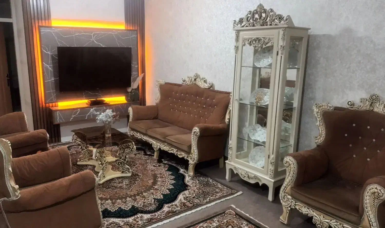 مبل و میز عسلی|مبلمان خانگی و میز عسلی|اقبالیه, |دیوار