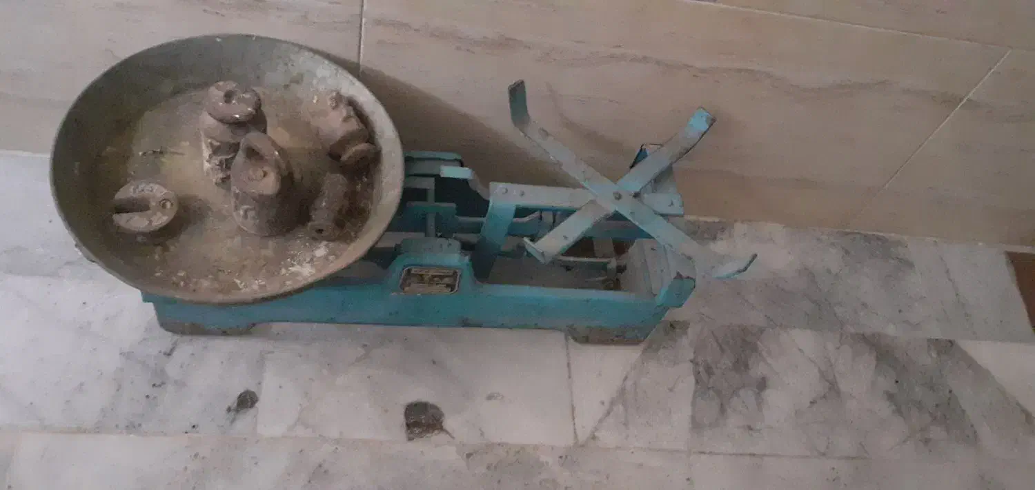 ترازو قدیمی ۲۰ کیلوی سالم باسنگ|کلکسیون اشیاء عتیقه|رباطکریم, الارد|دیوار