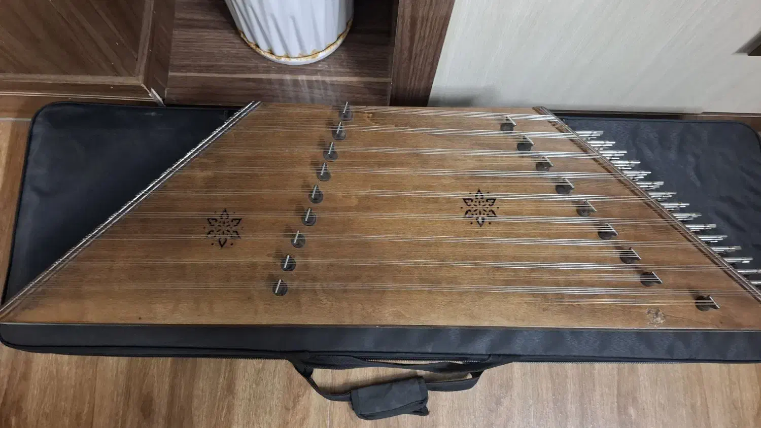 سنتور فرد|سازهای سنتی|اصفهان, چشمه باقرخان|دیوار