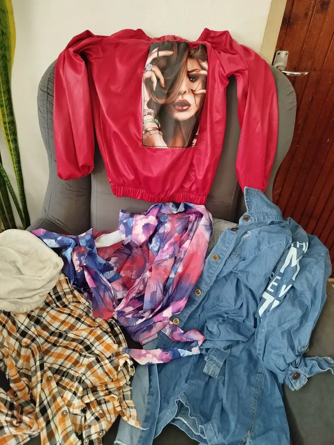 لباس در حد نو|لباس|چالوس, |دیوار