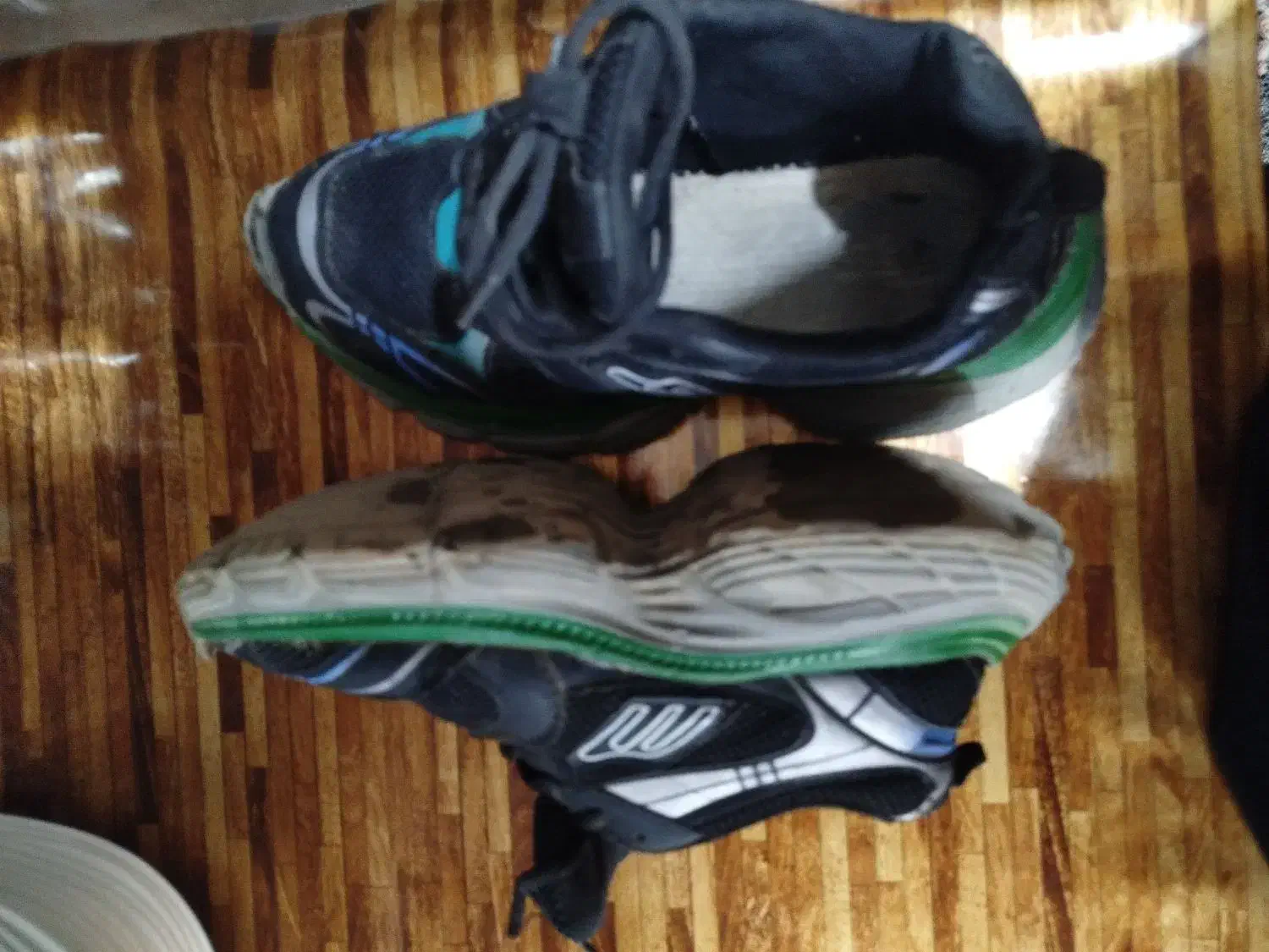 کفش بالنسیاگا|کیف، کفش، کمربند|قم, دروازه چوبی|دیوار