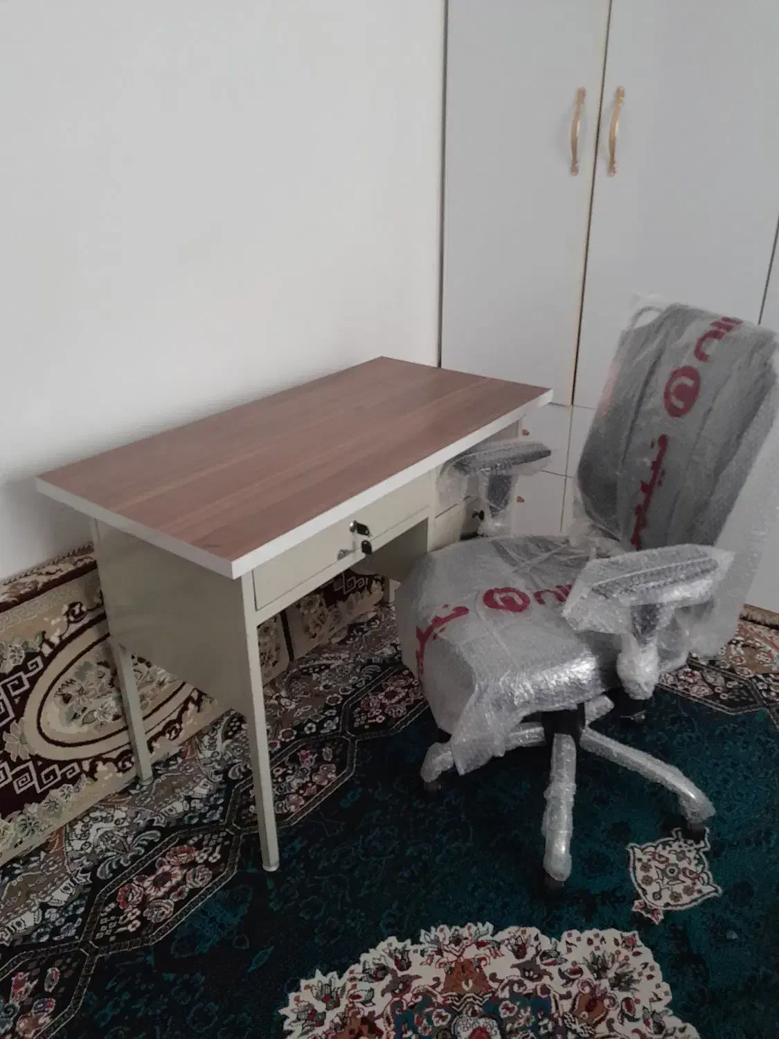 میز وصندلی نیلپر|میز تحریر و کامپیوتر|پرند, فاز ۴|دیوار