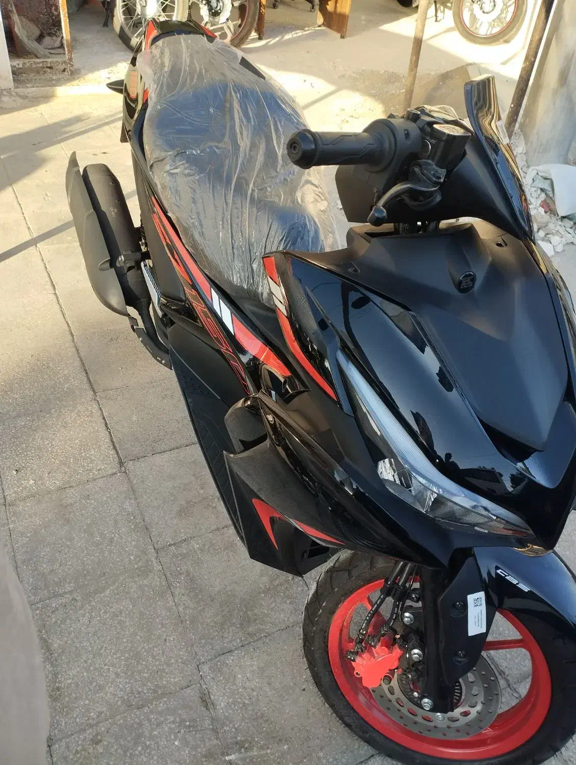 ایروکس|موتورسیکلت|قم, دروازه ری|دیوار