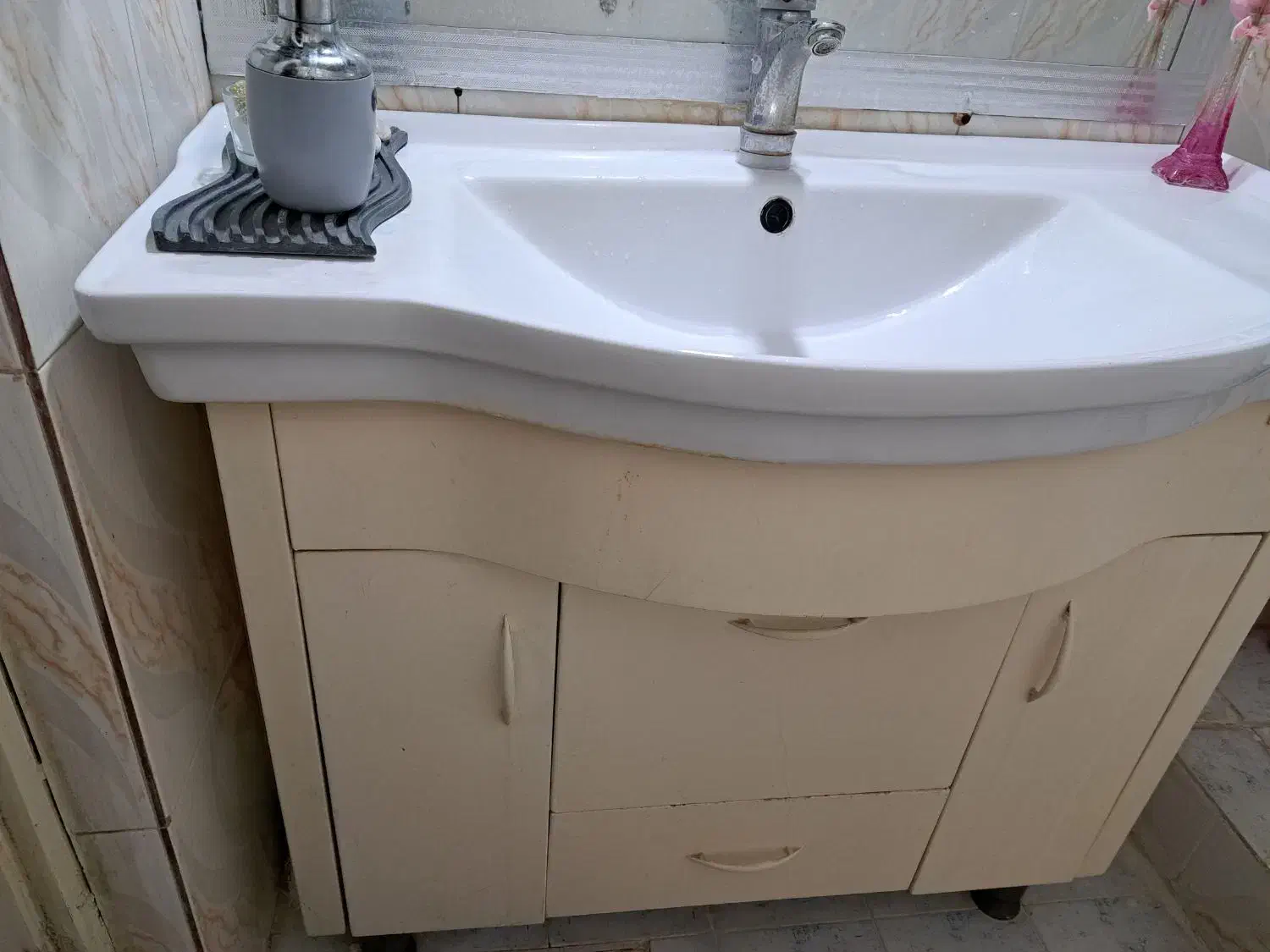 روشویی بزرگ به همراه شیر آب و آینه|لوازم سرویس بهداشتی|آمل, |دیوار