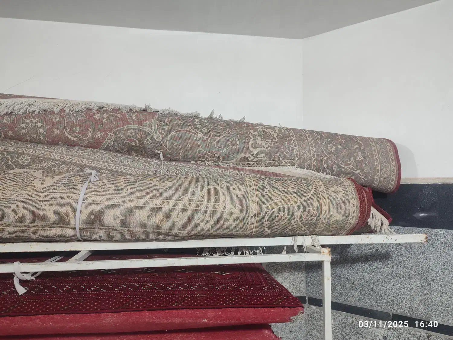 چهار تخته فرش دست دوم با زمینه رنگ قرمز و سبز|فرش|خرمآباد, |دیوار