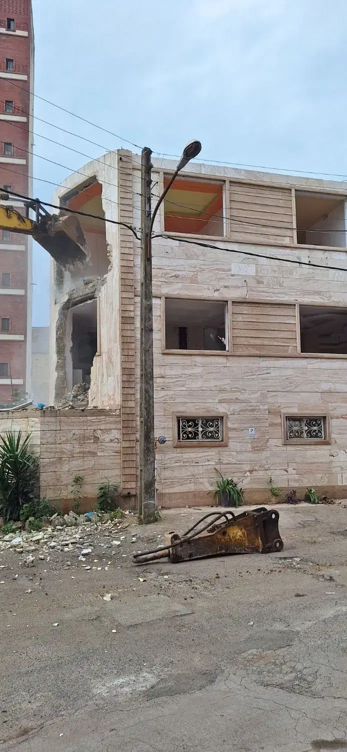 تخریب ساختمان همراه با بیل و لودر|خدمات پیشه و مهارت|لنگرود, |دیوار