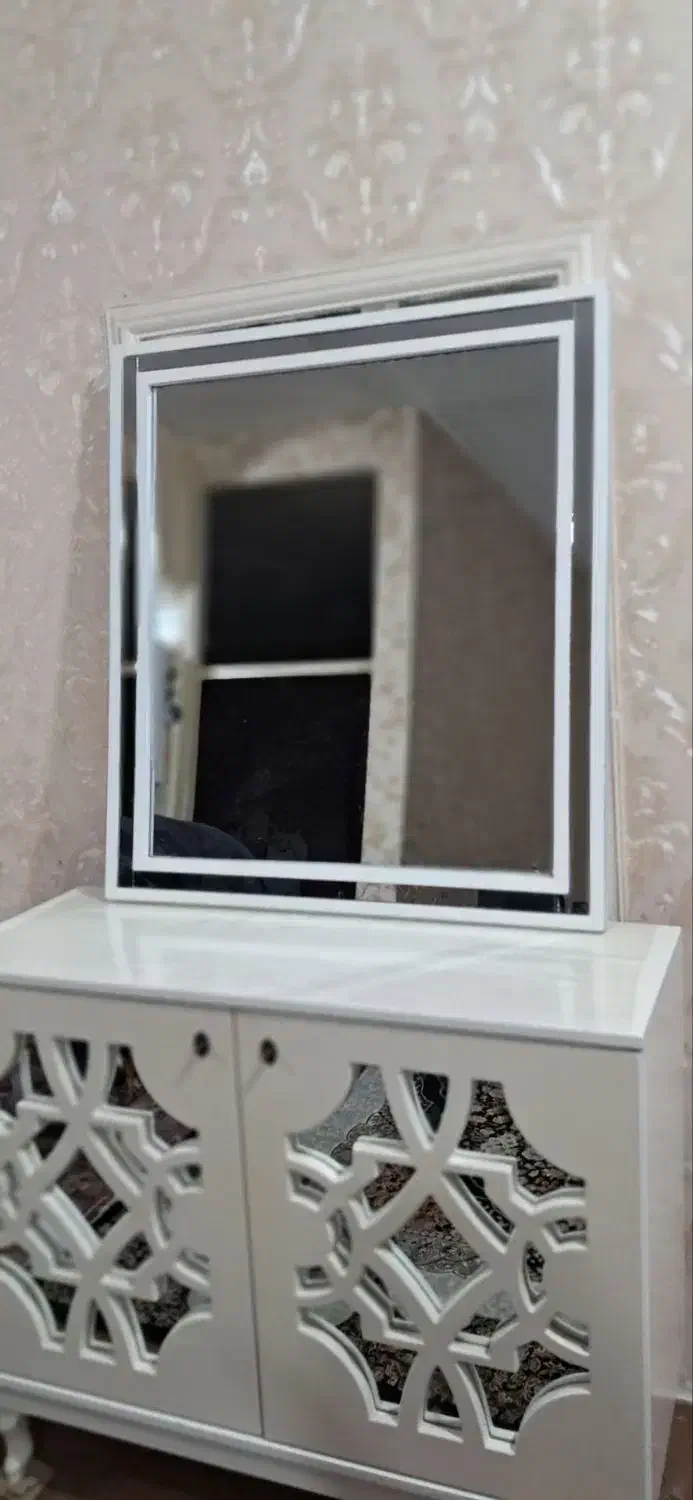 آیینه کنسول نو بدون هیچ ایرادی برای جهیزیه خوبه|بوفه، ویترین، کنسول|اسلام‌شهر, صادقیه|دیوار