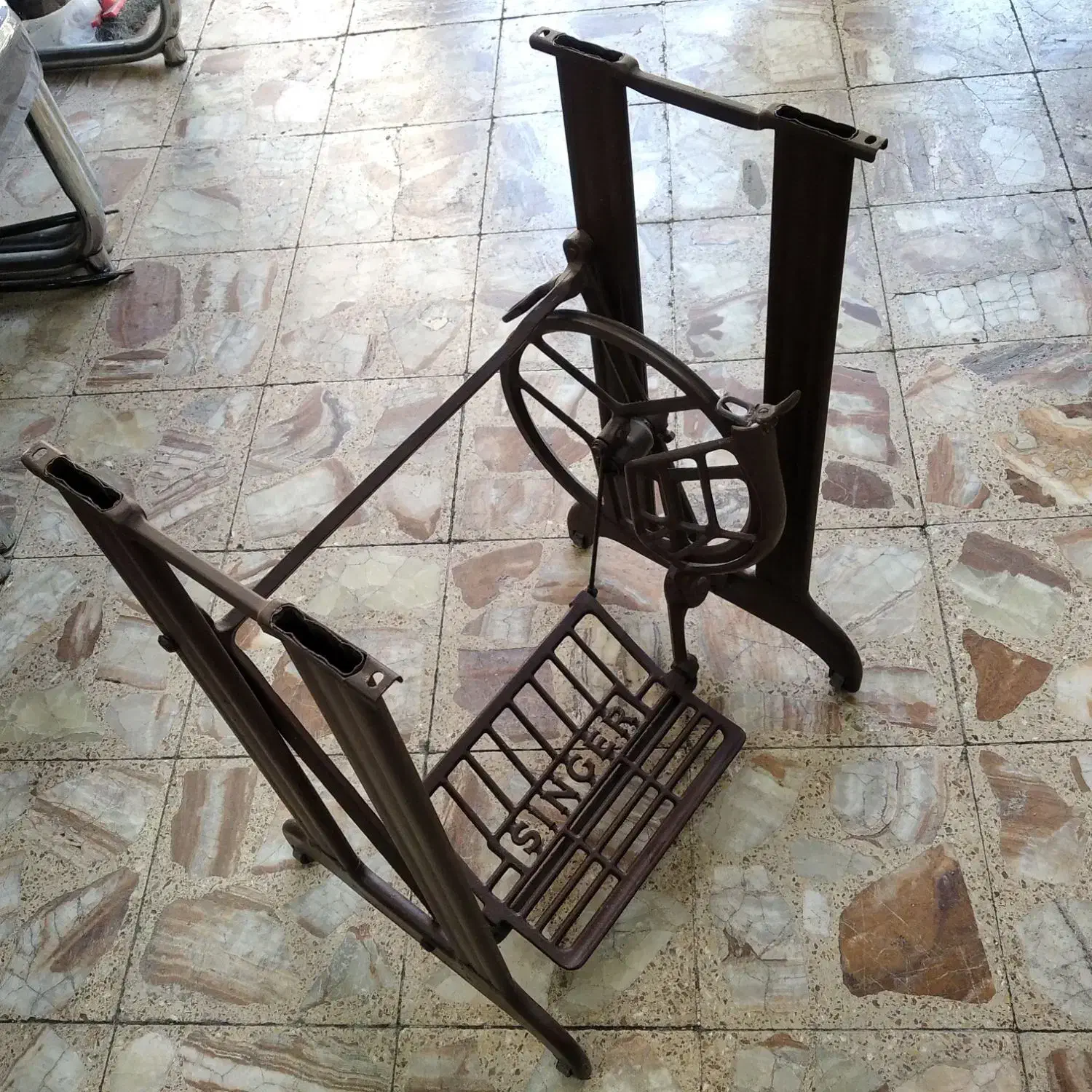 میز چرخ خیاطی قدیمی و چرخ سینگر|چرخ خیاطی و ریسندگی|تهران, مخصوص|دیوار