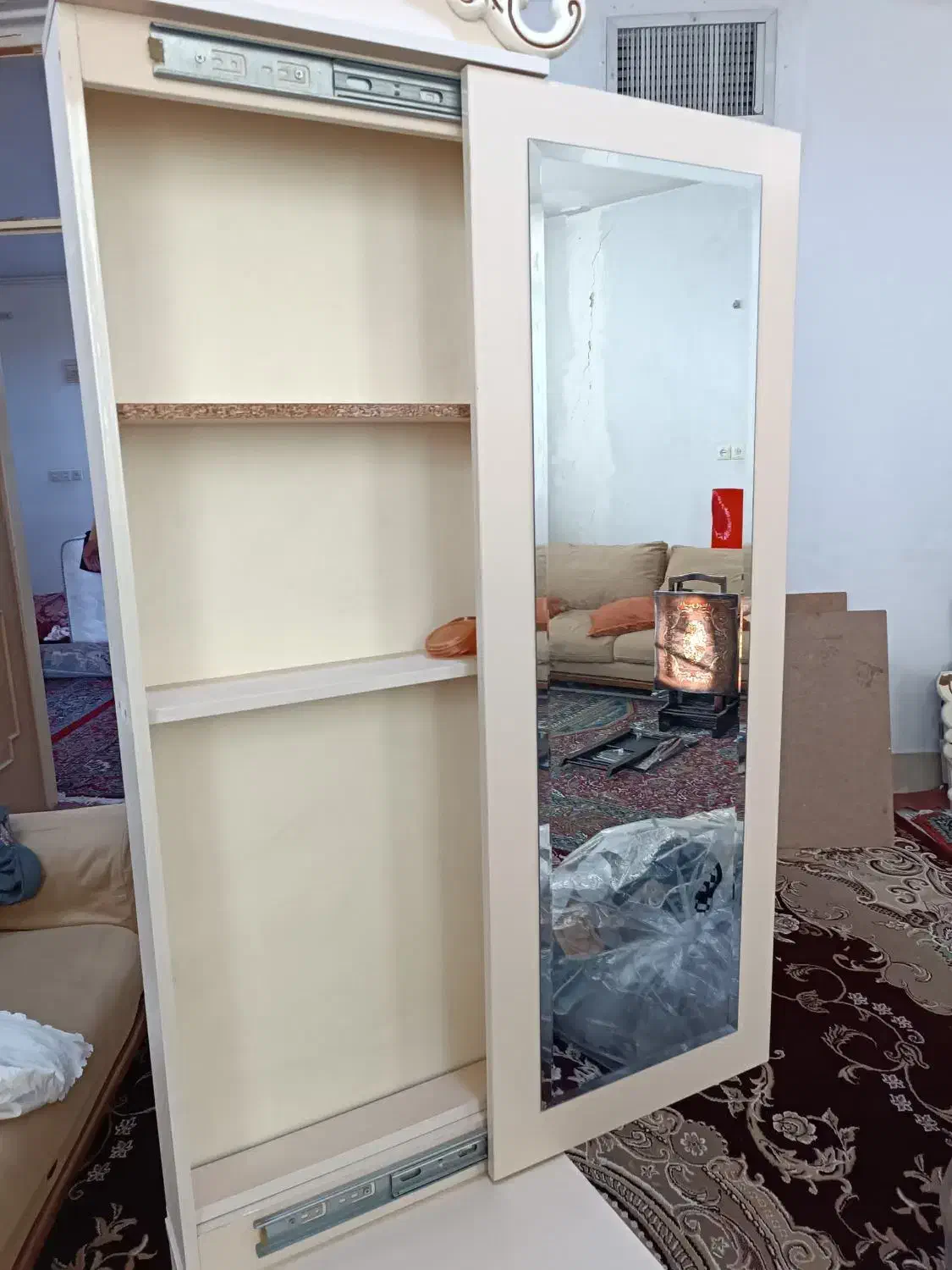 تخت دونفره و بوفه و ساعت و میز تلویزیون|تخت و سرویس خواب|بروجرد, |دیوار