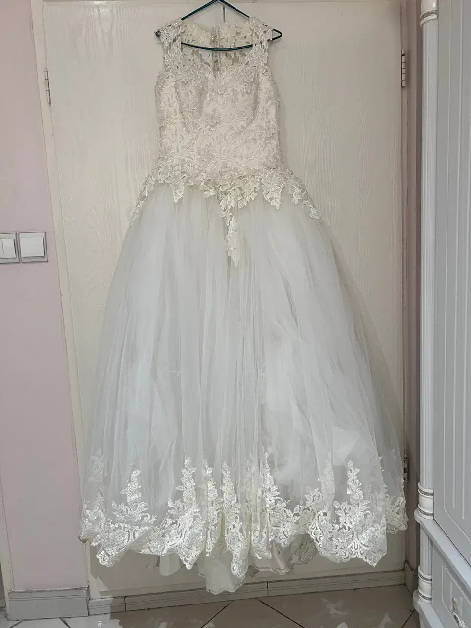 لباس عروس|لباس|ری, سرتخت|دیوار