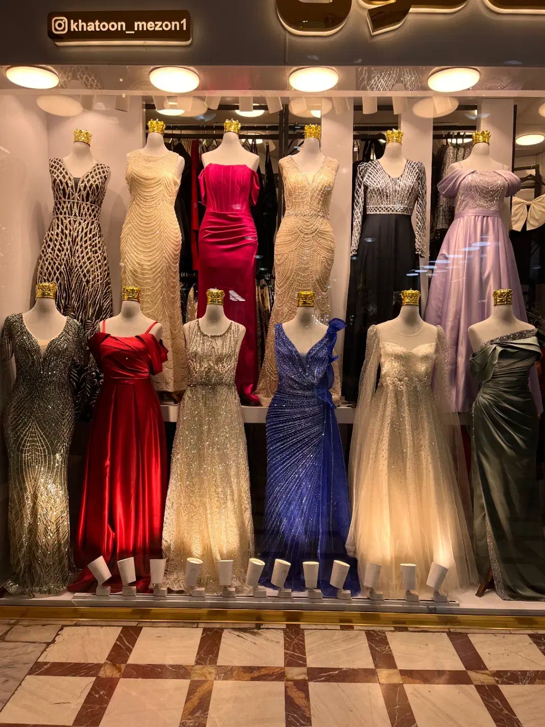 استخدام فروشنده خانم با توانایی فروش|استخدام بازاریابی و فروش|رشت, بازار|دیوار