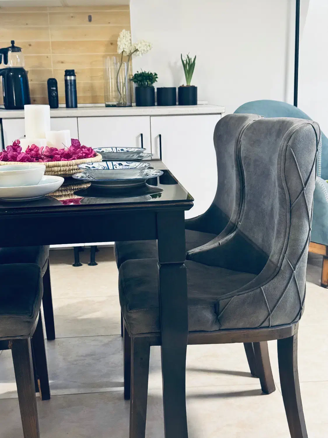 میز نهار خوری و مبل تختخواب شو ایکیا بهمراه عسلی|میز و صندلی غذاخوری|کیش, |دیوار