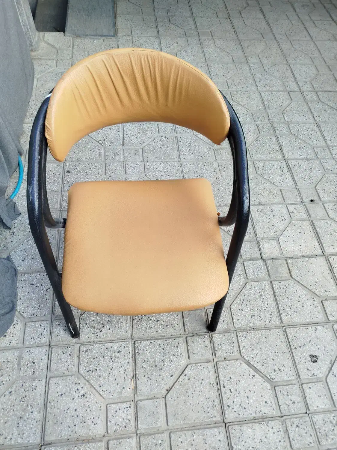 صندلی انتظار|آرایشگاه و سالن‌های زیبایی|همدان, |دیوار