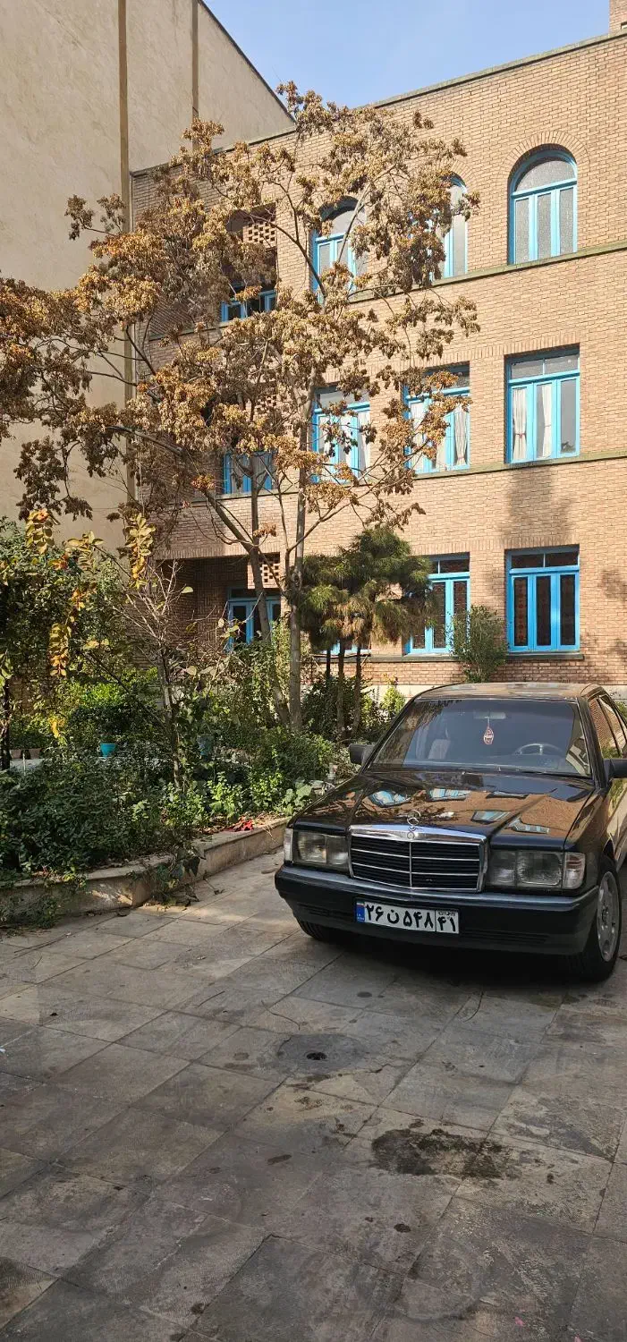 ۸۰۰ متر بنا با ۳۰۰ متر حیاط دربست خ نجات الهی