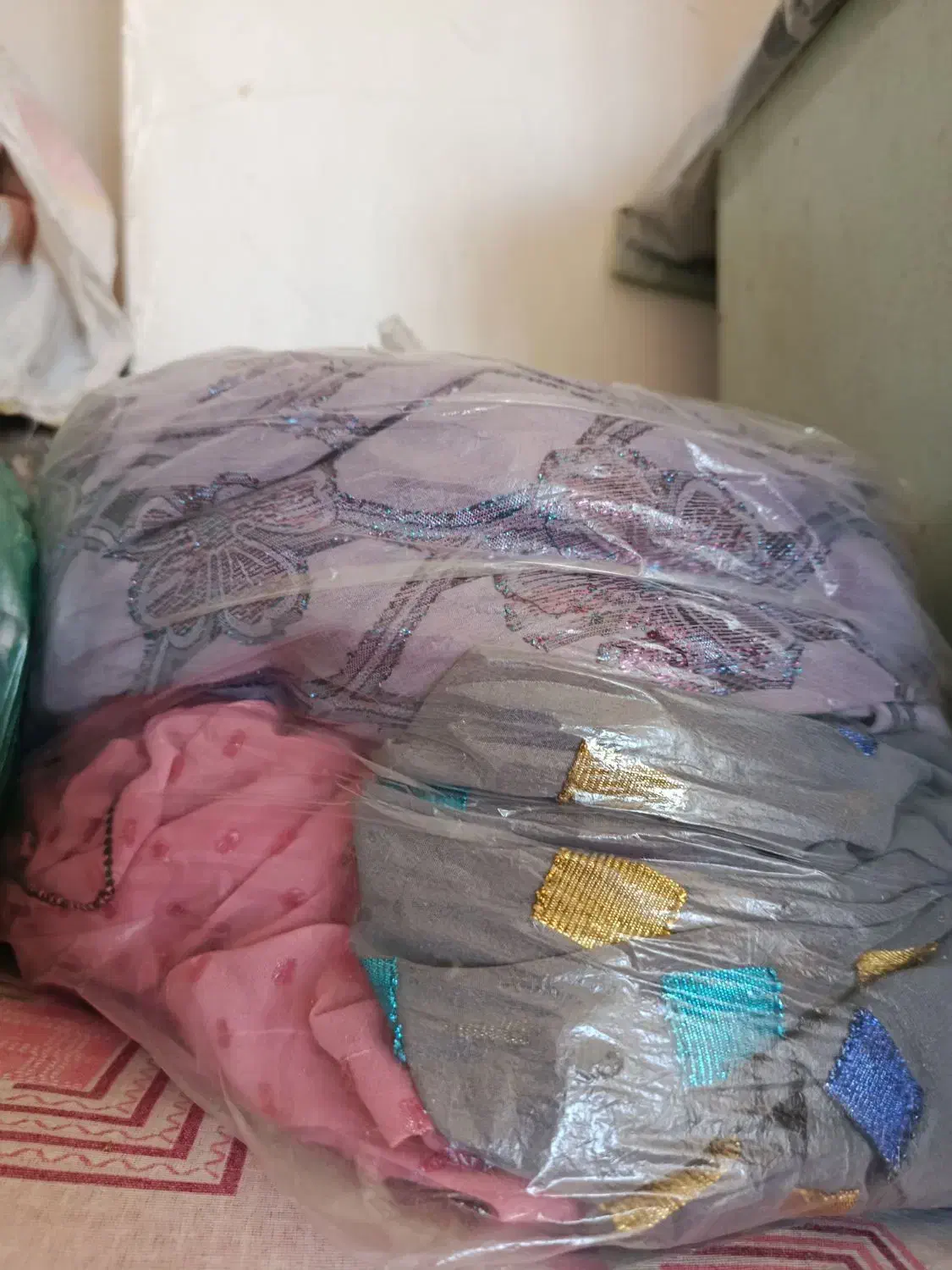 مقداری پیراهن|لباس|چگنی, |دیوار