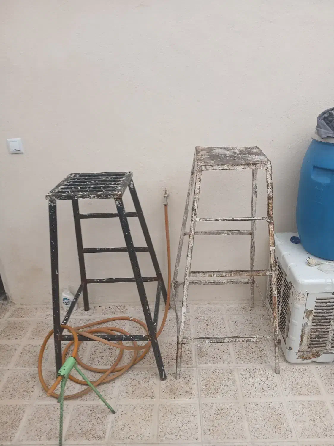 چهار پایه اهنی دوتا|صندلی و نیمکت|اقبالیه, |دیوار