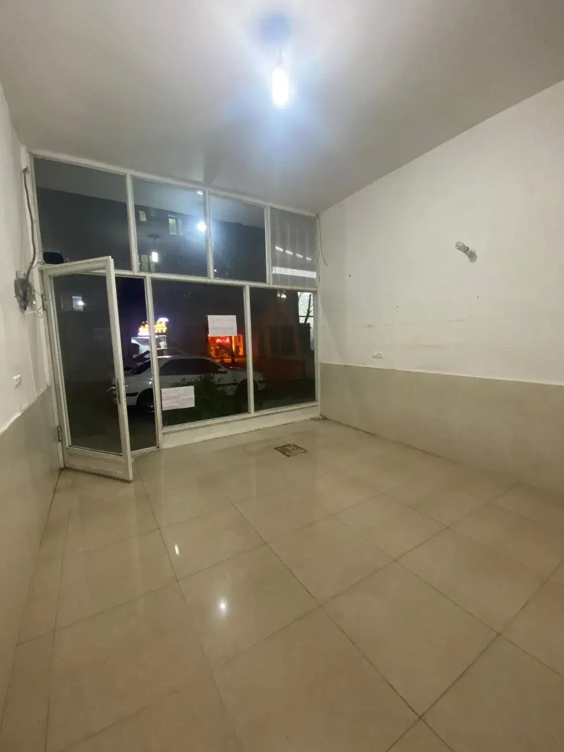 اجاره مغازه ۲۵ متری در استادان با سرویس بهداشتی|اجارهٔ مغازه و غرفه|ماکو, |دیوار