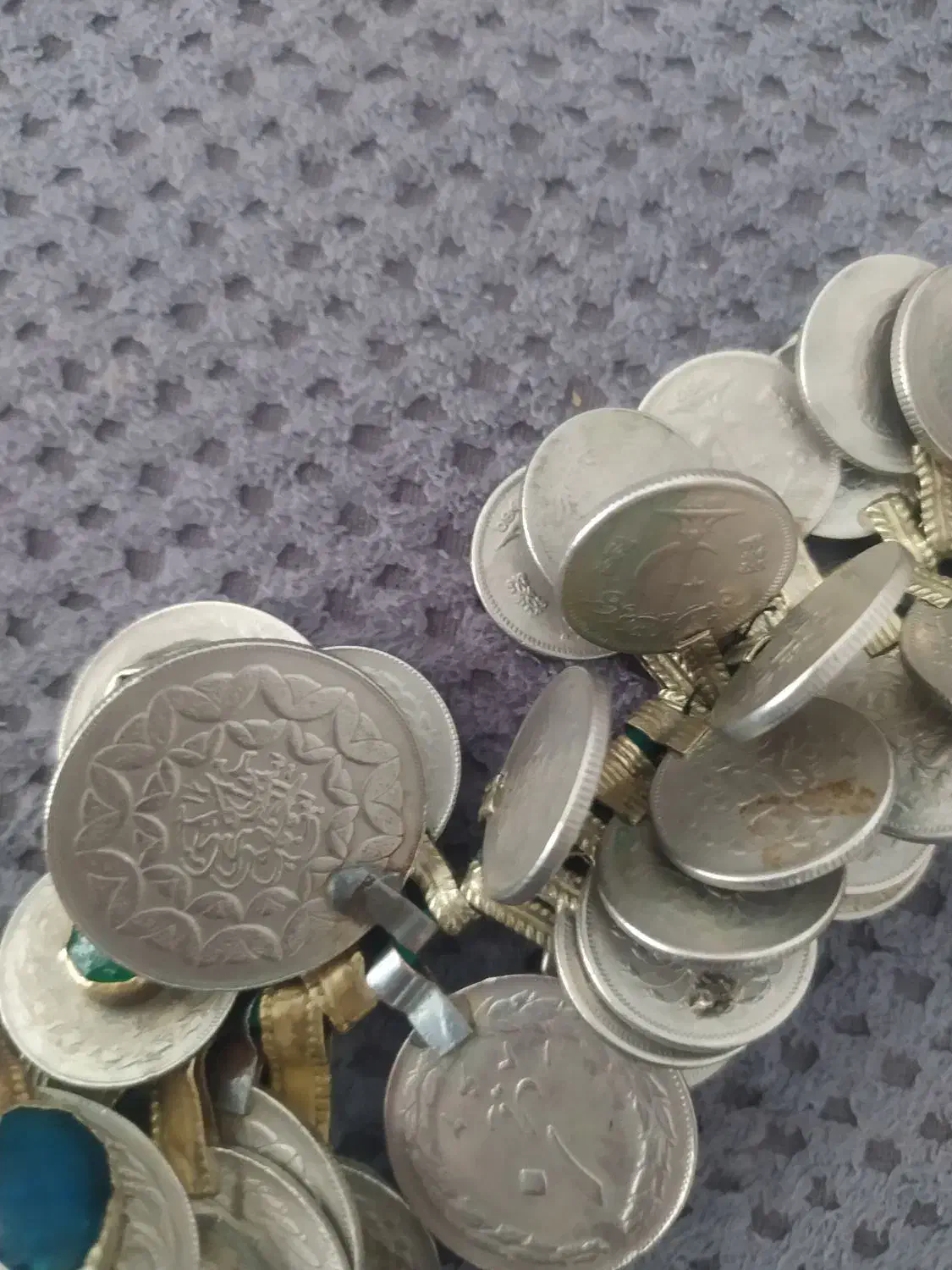 گردن بند عتیقه با سکه های ایرانی وخارجی وشاهی|کلکسیون اشیاء عتیقه|شیراز, صاحب الزمان|دیوار