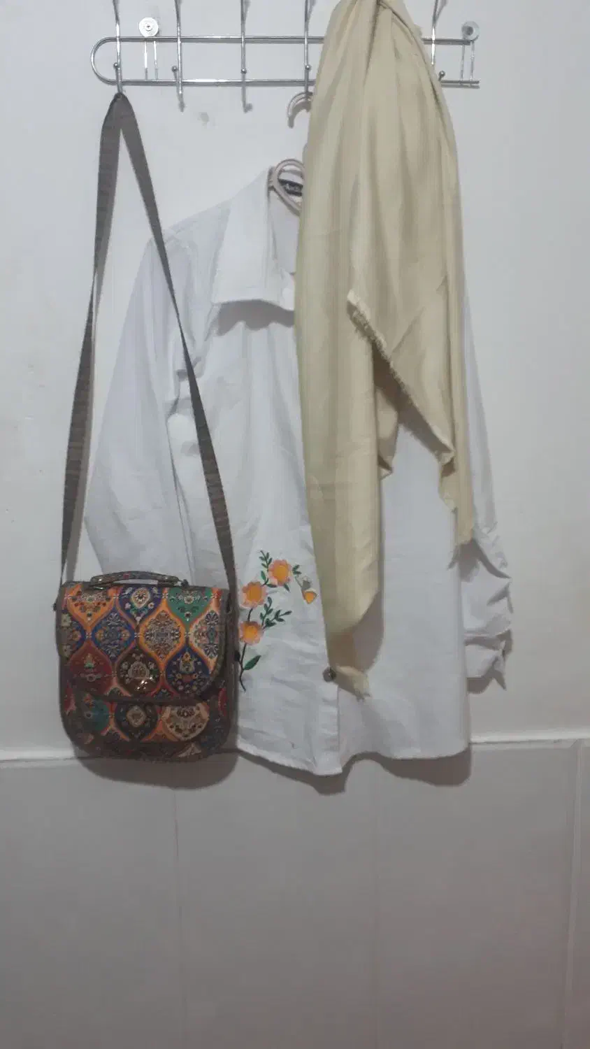 لباس و کیف|لباس|لردگان, |دیوار