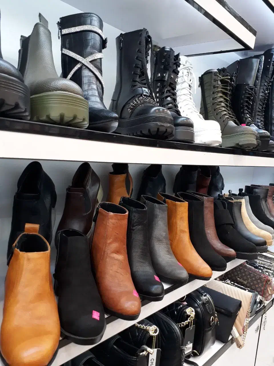 فروش ویترین مغازه کفش فروشی|فروشگاه و مغازه|لنگرود, |دیوار