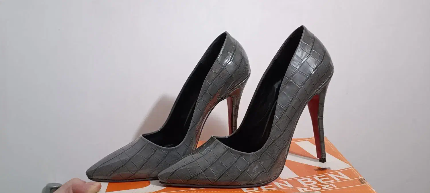 کفش طوسی باکیف دستی ۱۸۰۰۰۰۰کرم ومشکی هرکدام ۴۵۰۰۰۰|کیف، کفش، کمربند|اسدآباد, |دیوار