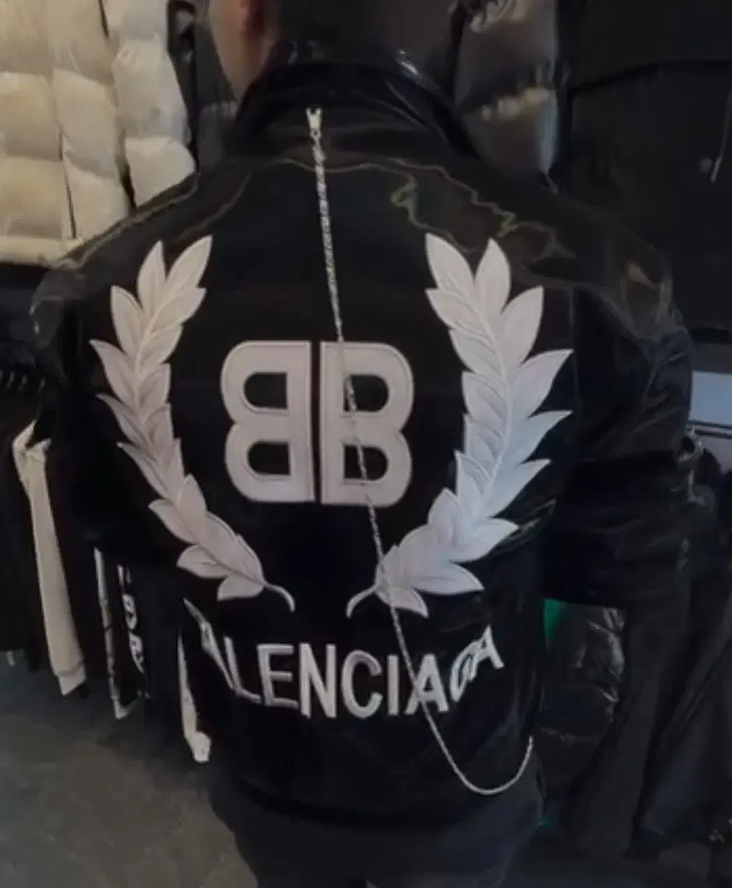 کاپشن|لباس|ایوان, |دیوار