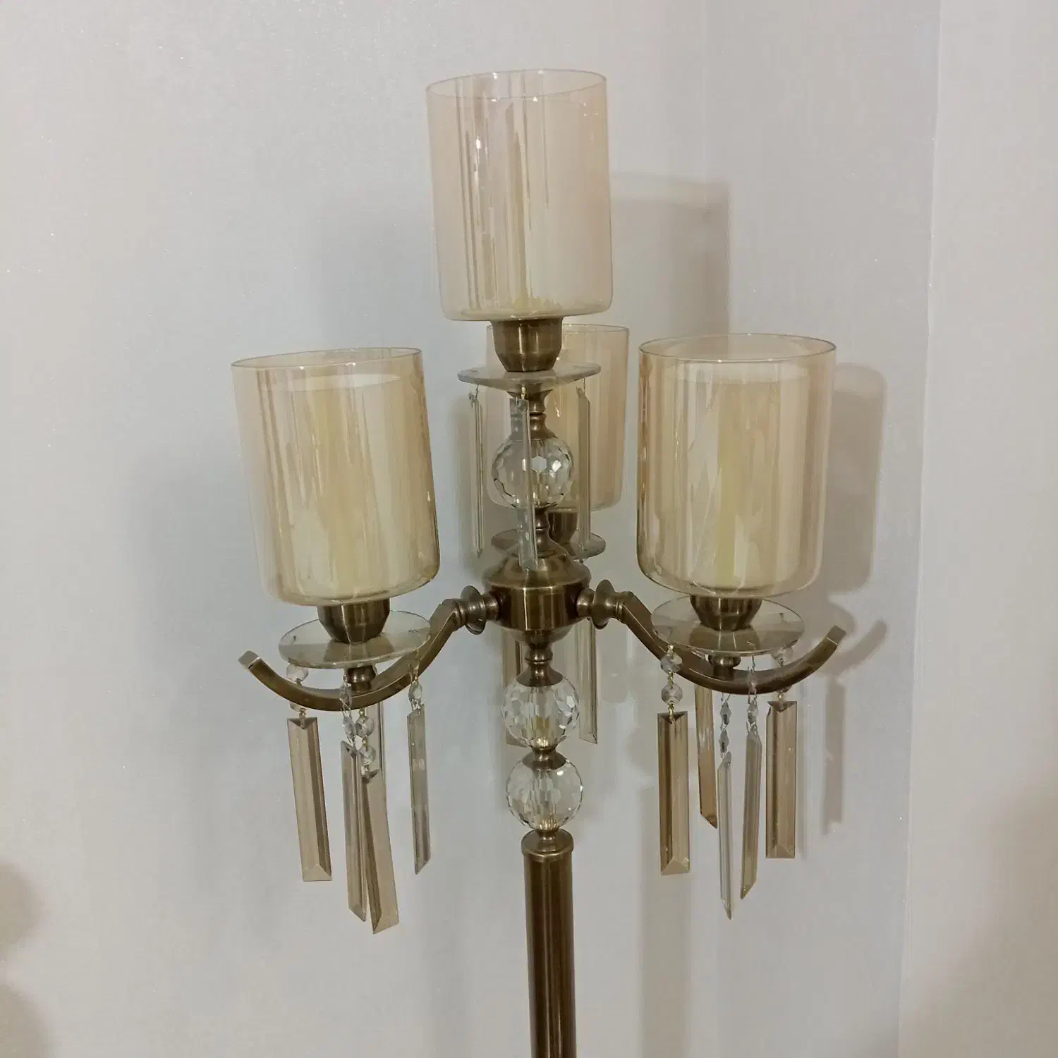 کنار سالنی|چراغ خواب و آباژور|مهاجران, |دیوار