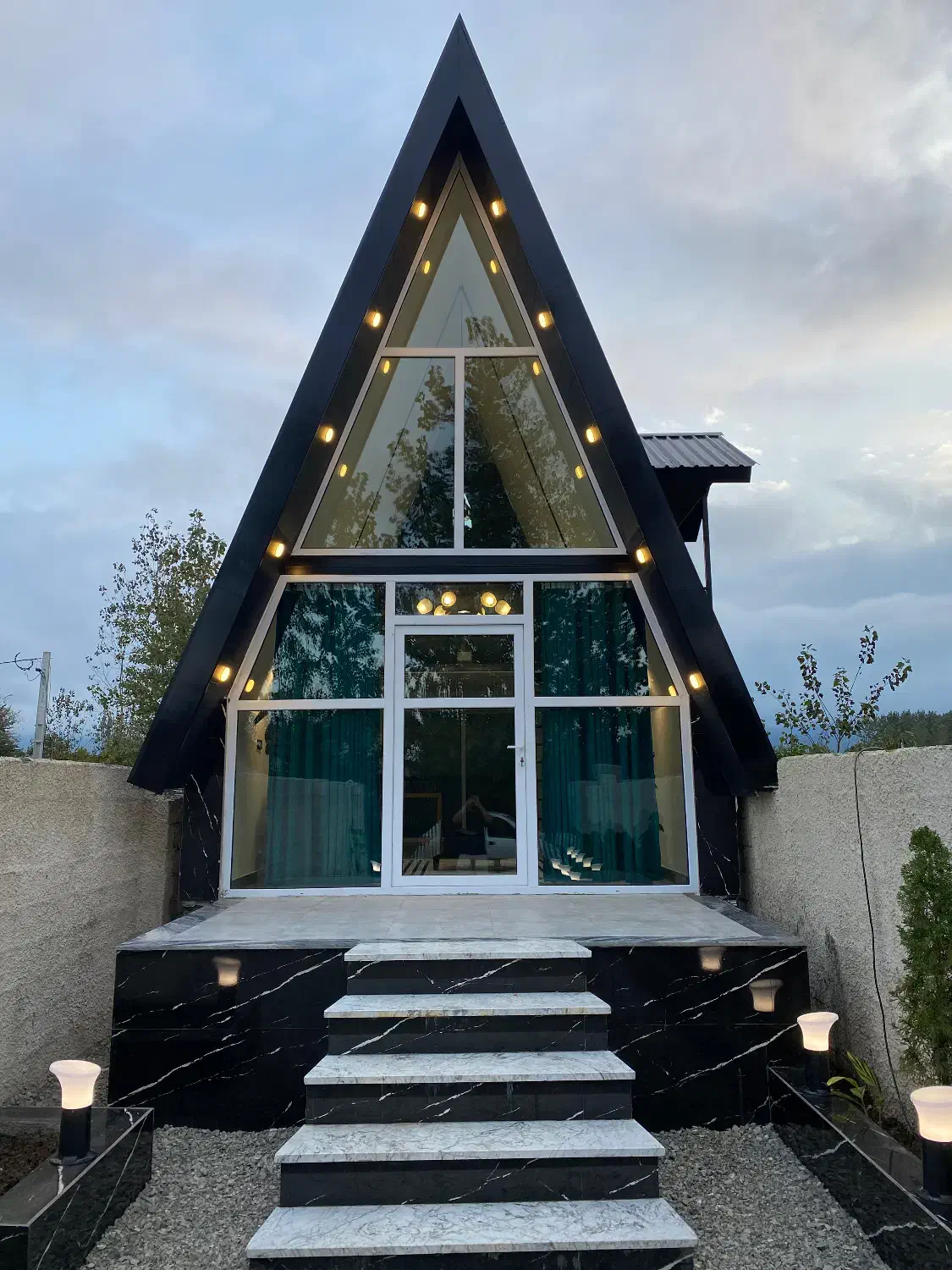 اجاره شبانه کلبه سوئیسی با ویو کوه|اجارهٔ کوتاه‌مدت ویلا و باغ|عباس‌آباد, |دیوار