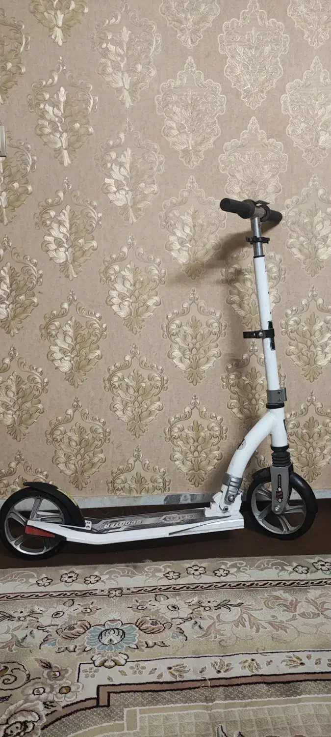 اسکوتر زیبا و بزرگ سفید برند اسکوتر|دوچرخه، اسکیت، اسکوتر|فردیس, نسترن غربی|دیوار