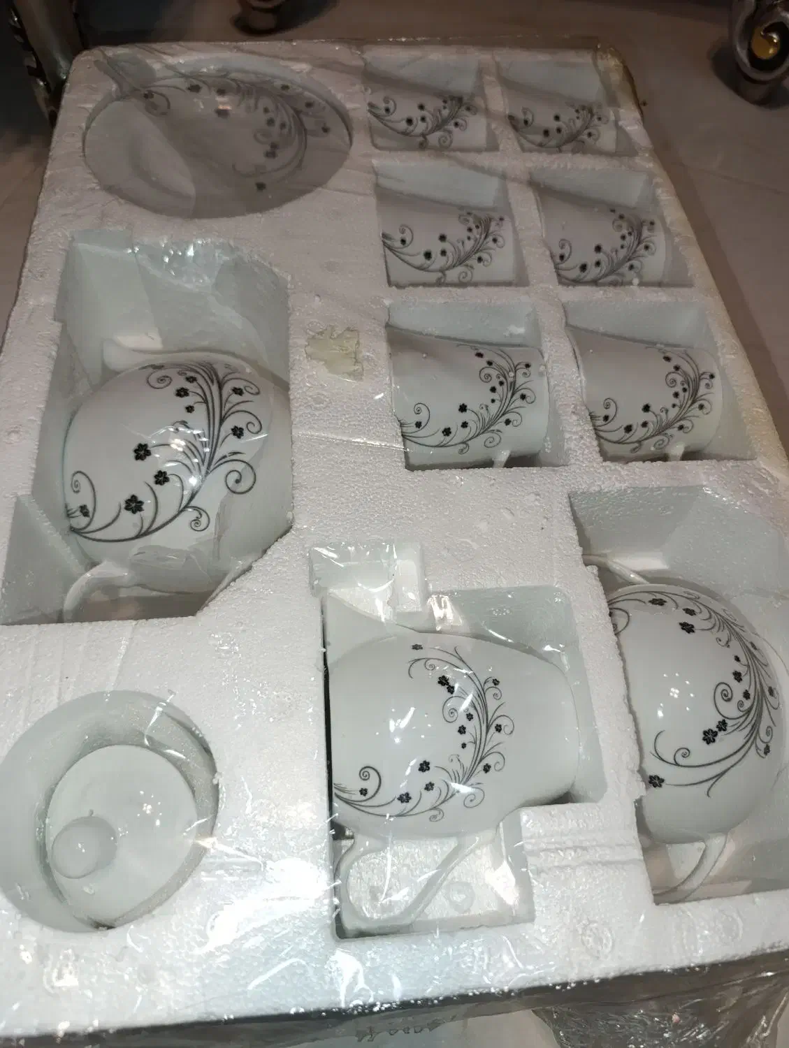 صبحانه خوری آکبند سفید با گلهای مشکی|ظروف سرو و پذیرایی|ارومیه, |دیوار