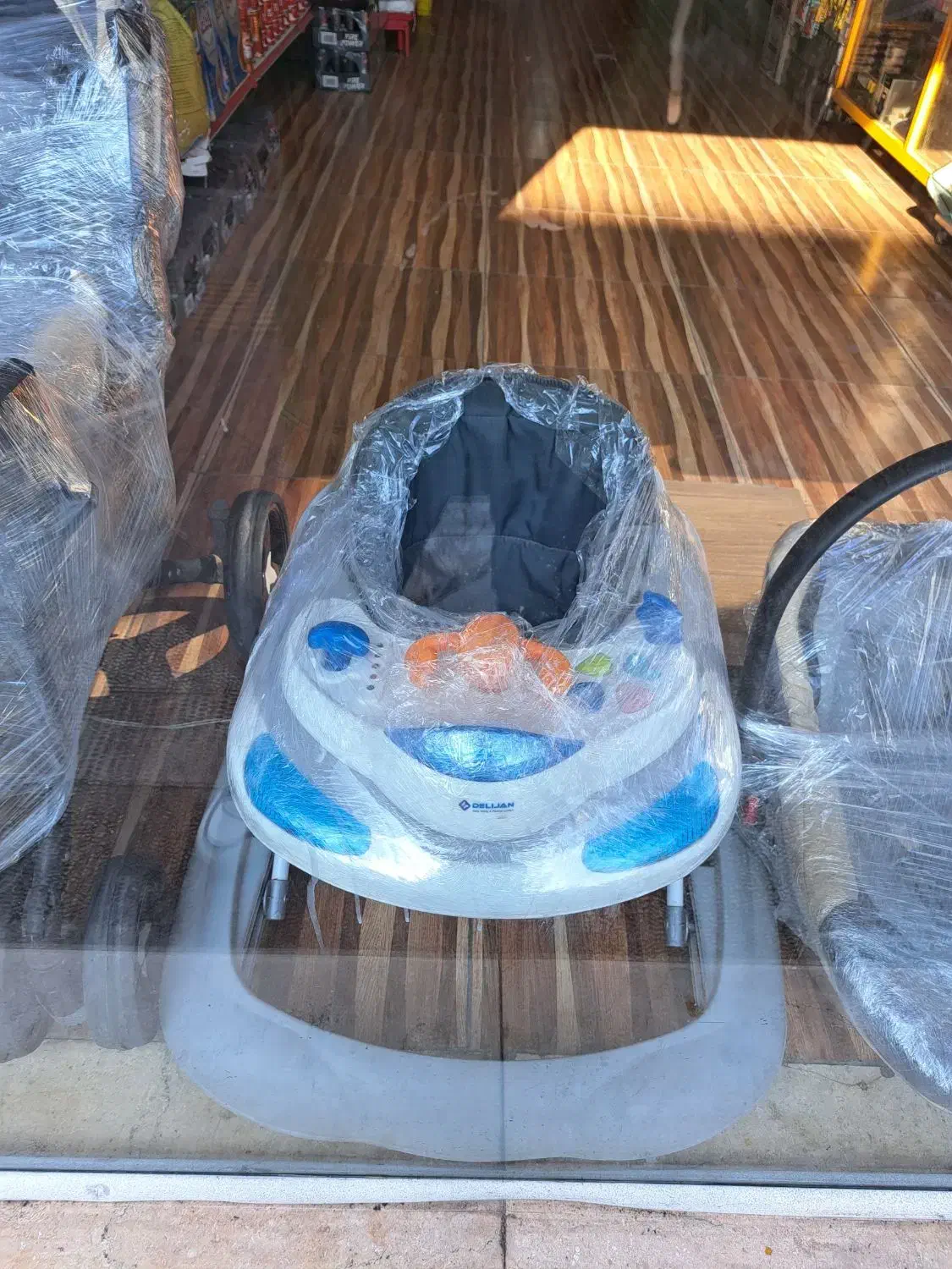 ست کالسکه،روروئک،کریر،و لگن حمام|کالسکه و لوازم جانبی|اندیشه, اندیشه فاز ۱|دیوار