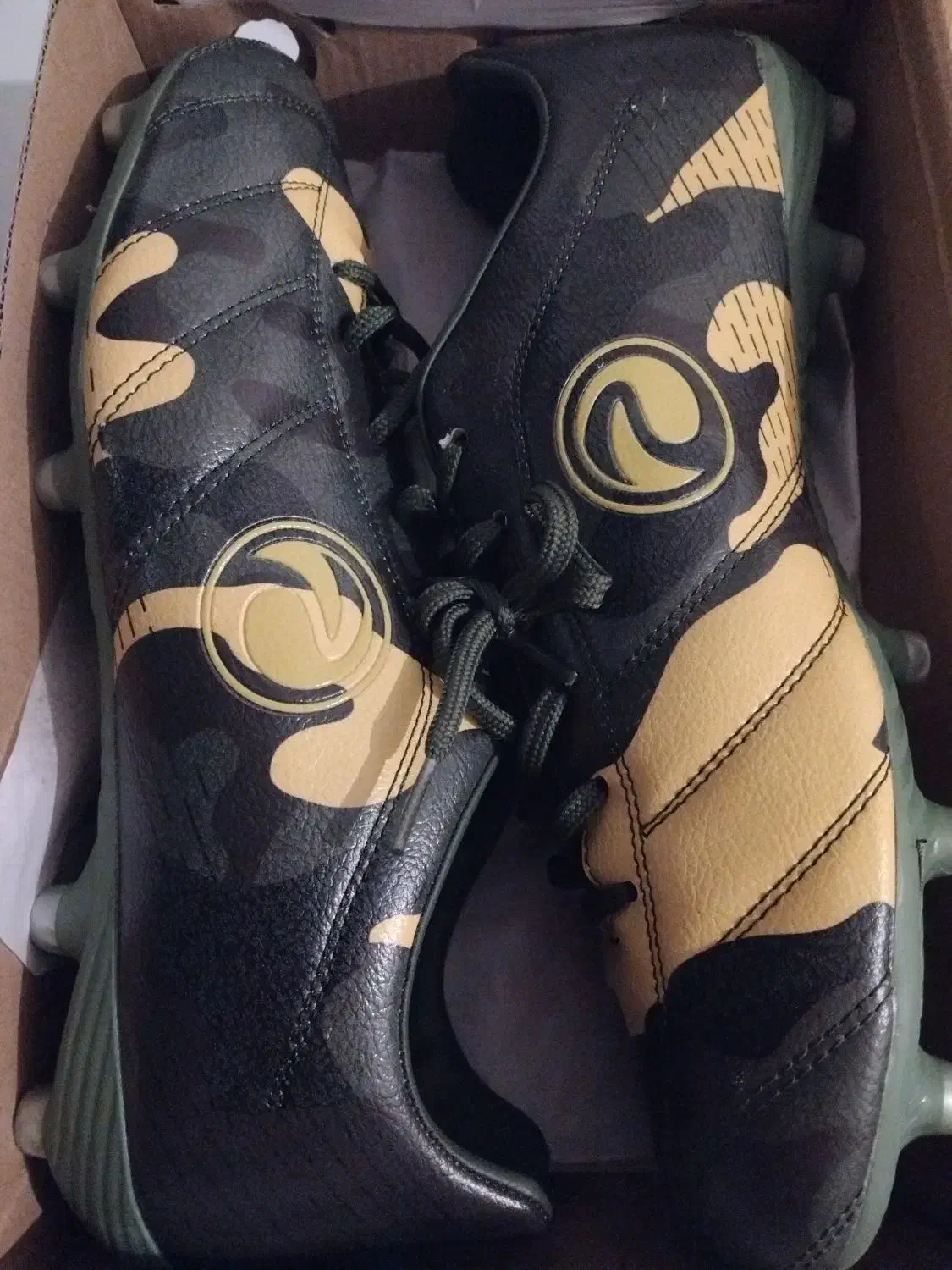 کفش فوتبال پریما۲۰۲۳بسیار تمیز|کیف، کفش، کمربند|میانه, |دیوار