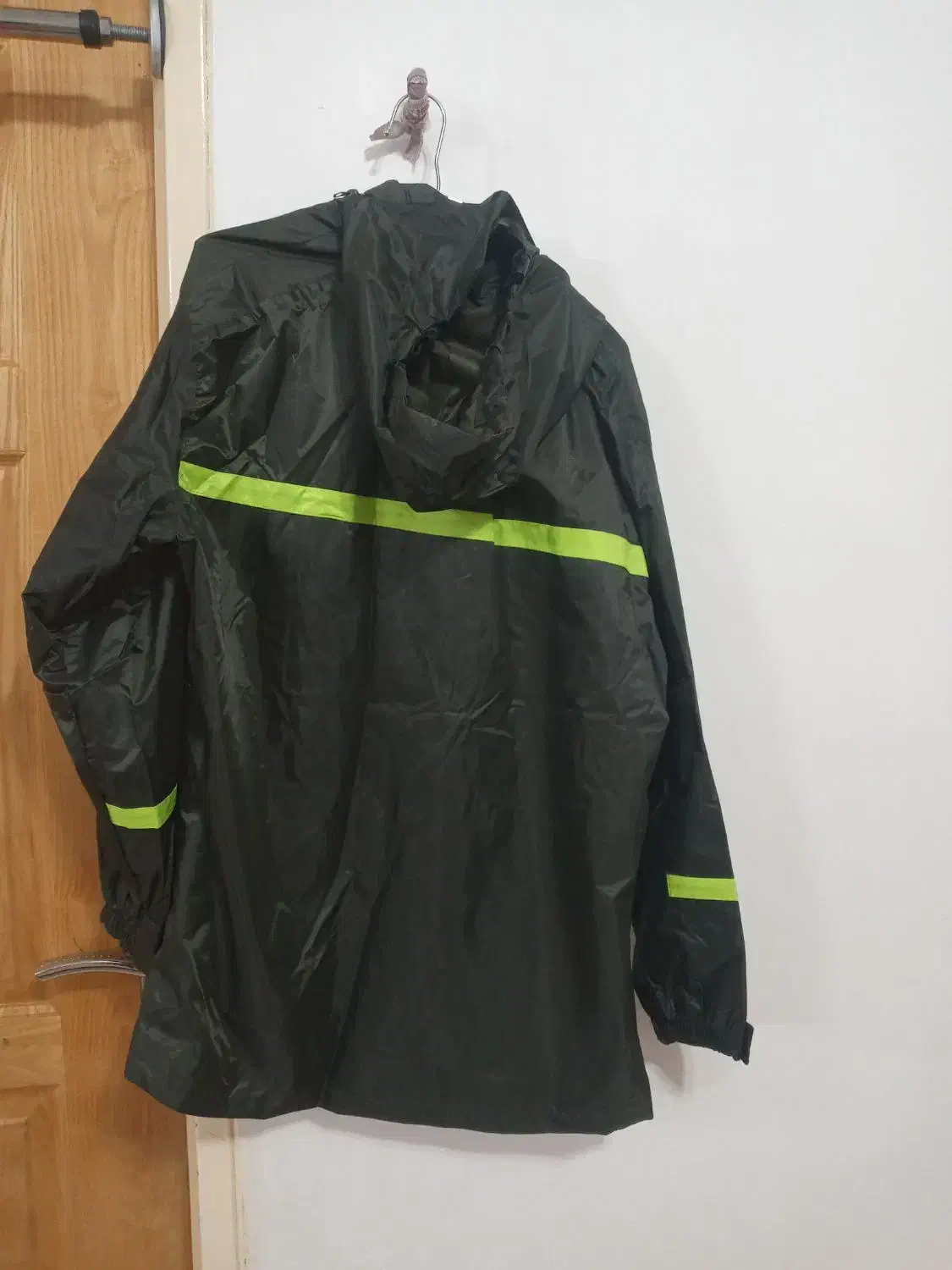 بادگیر و کت شلوار|لباس|اسفراین, |دیوار