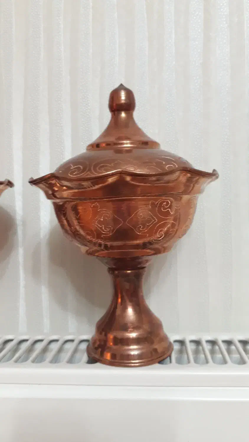 یک جفت قندان مسی قلم کاری نونو پایه دار.|ظروف سرو و پذیرایی|یزد, |دیوار