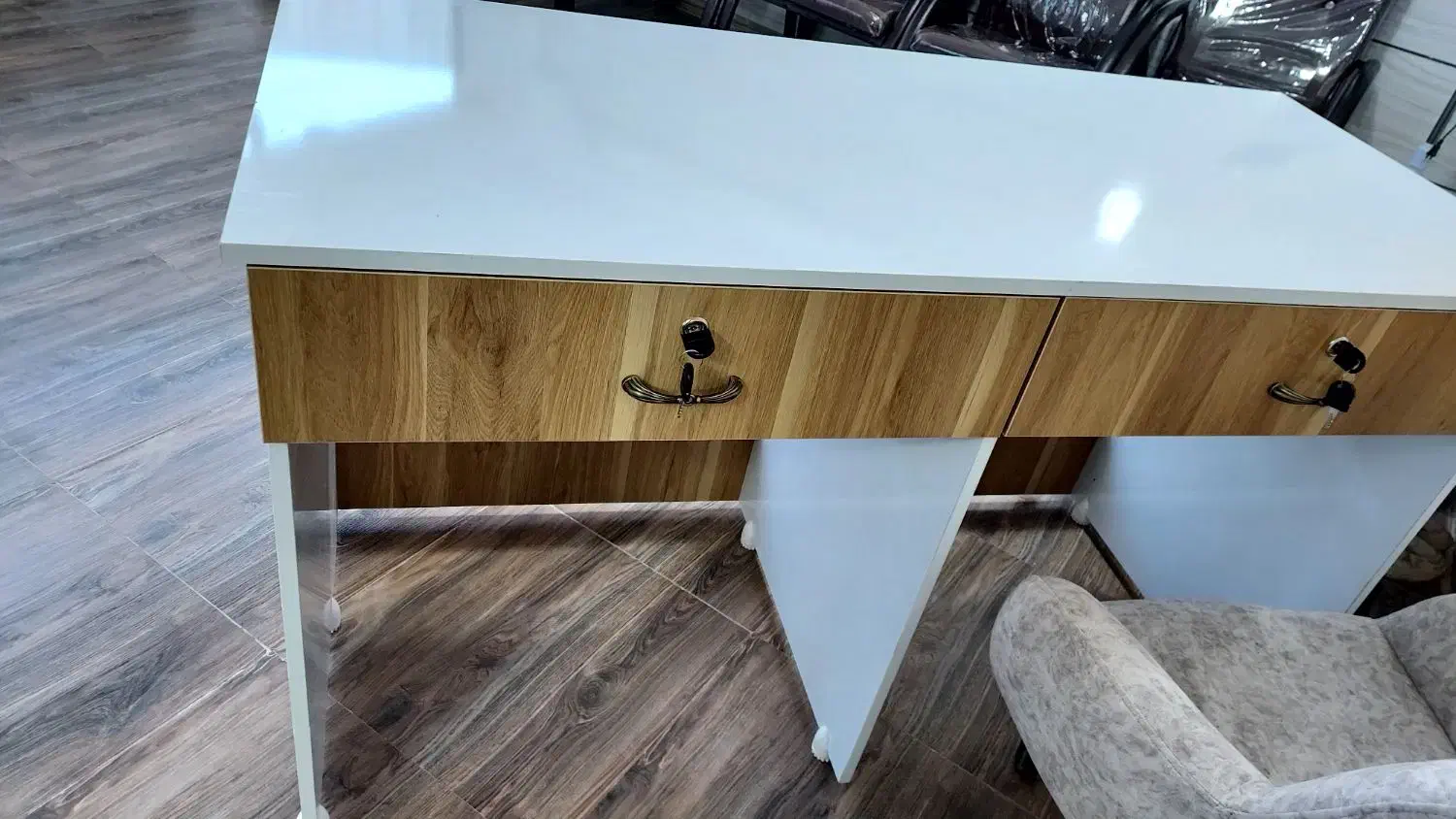 میز تحریر یا آرایشگاهی|میز تحریر و کامپیوتر|شوط, |دیوار