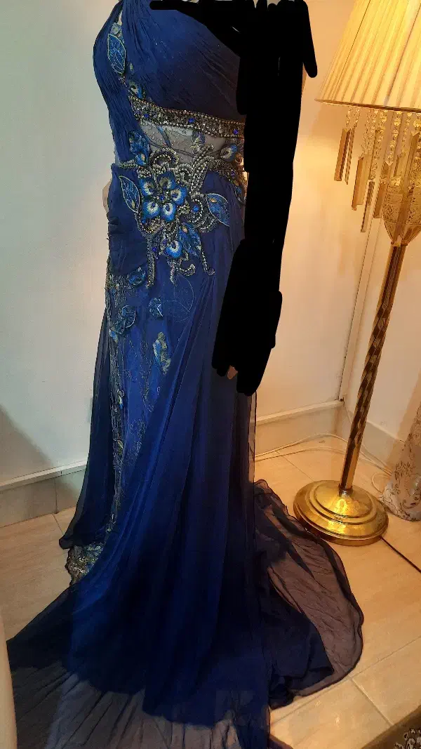 لباس مجلسی آبی|لباس|رباط‌کریم, رباط‌کریم|دیوار