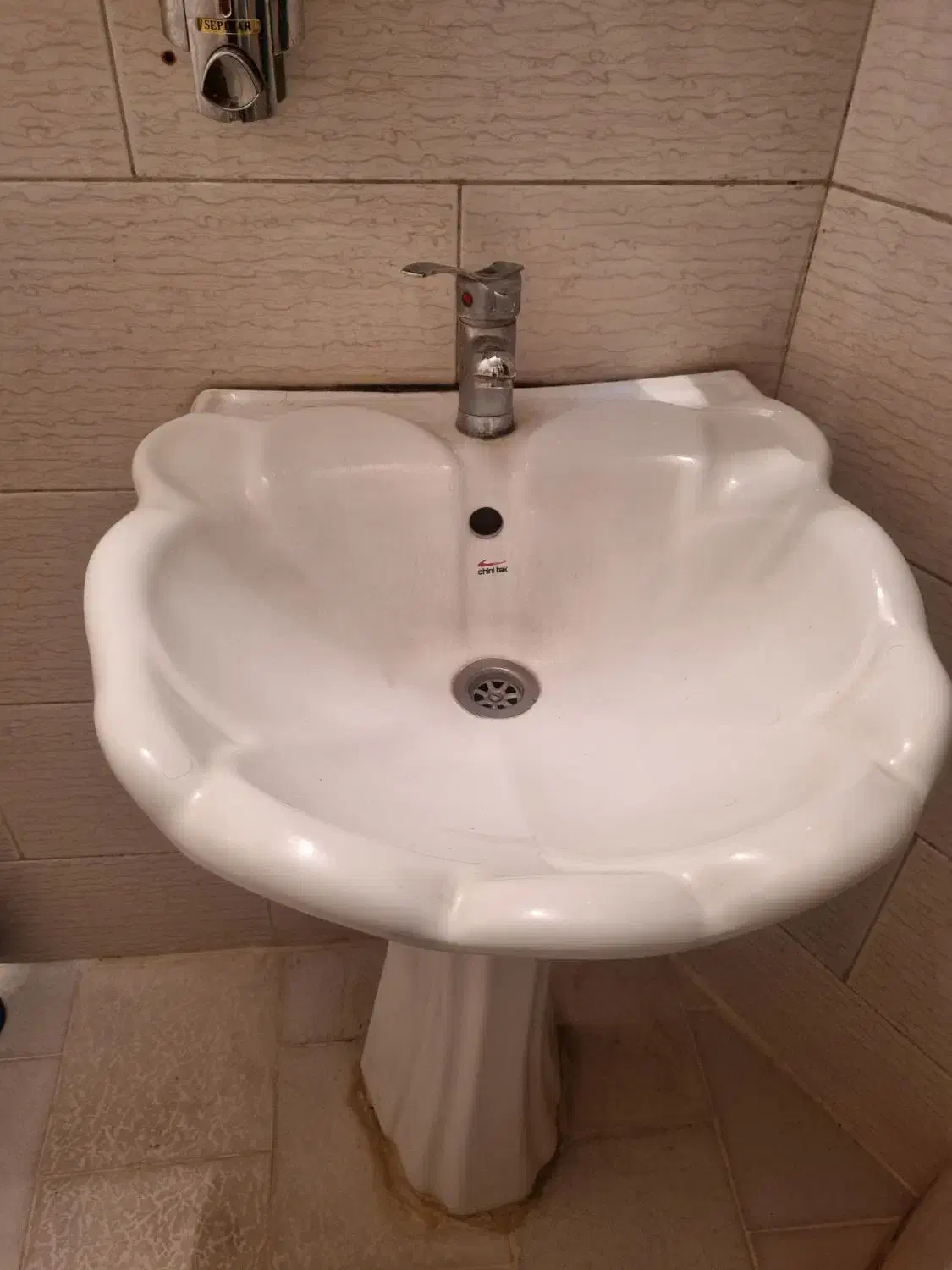 روشویی ساده برپایه وآیینه دستشویی|لوازم سرویس بهداشتی|اندیشه, اندیشه فاز ۵|دیوار