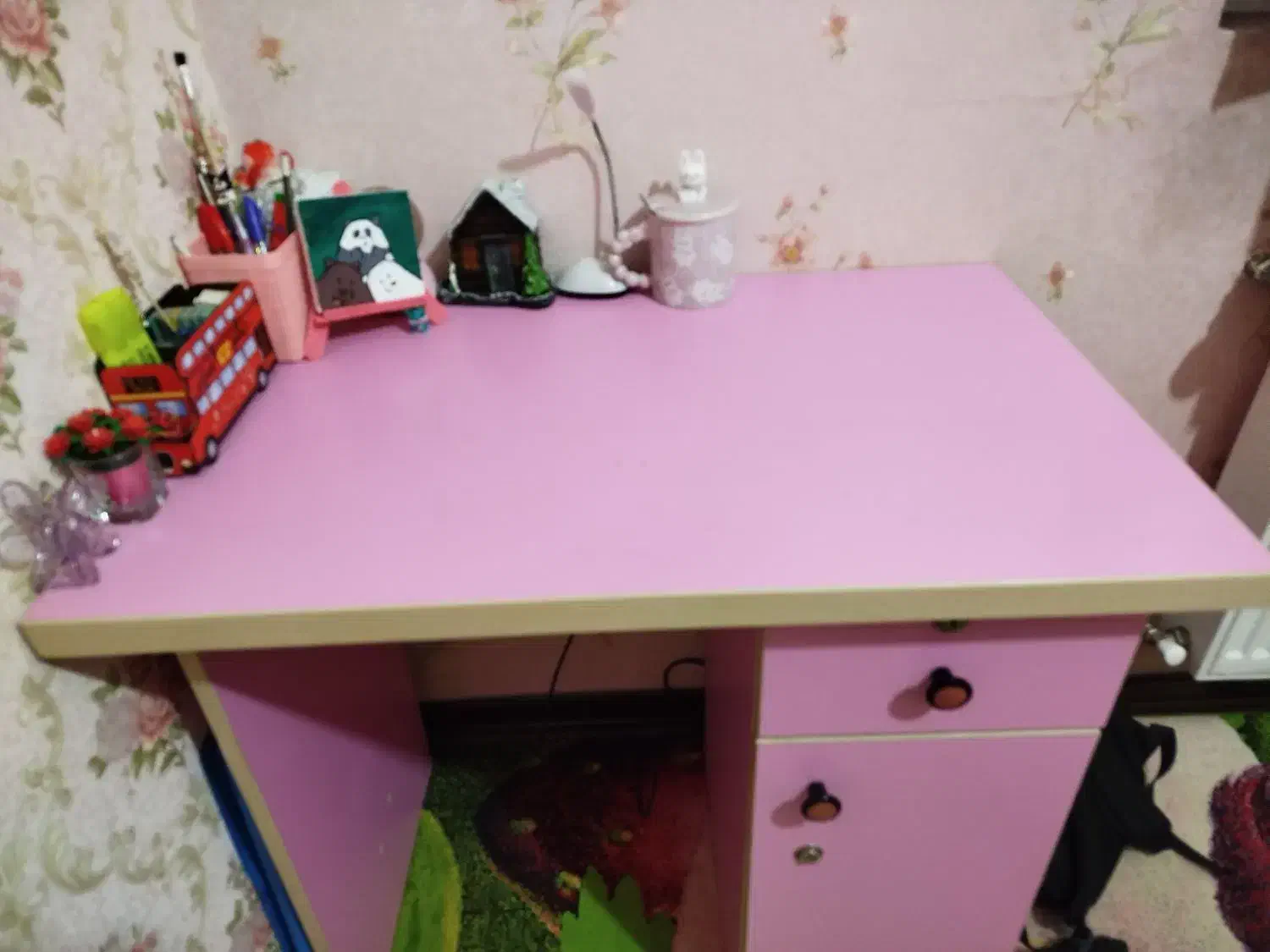 میز تحریر|میز تحریر و کامپیوتر|پرند, فاز ۴|دیوار