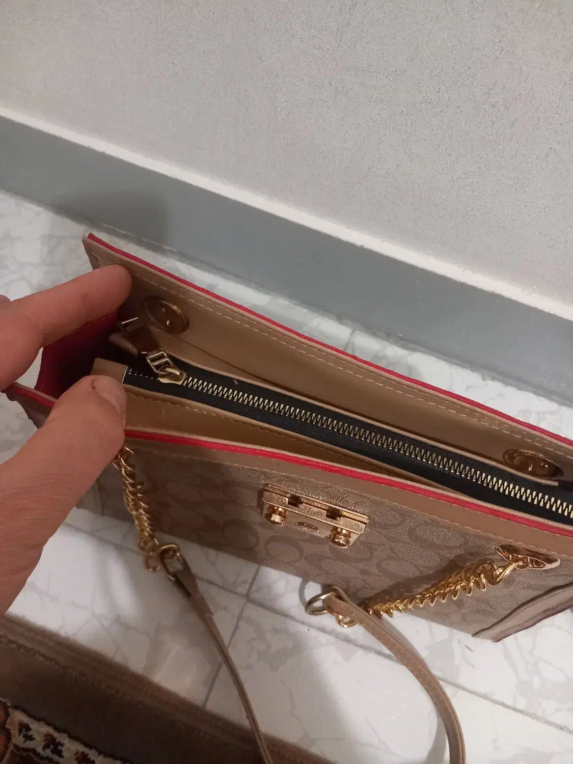 یک عدد کیف ترک.|کیف، کفش، کمربند|اندیشه, اندیشه فاز ۳|دیوار