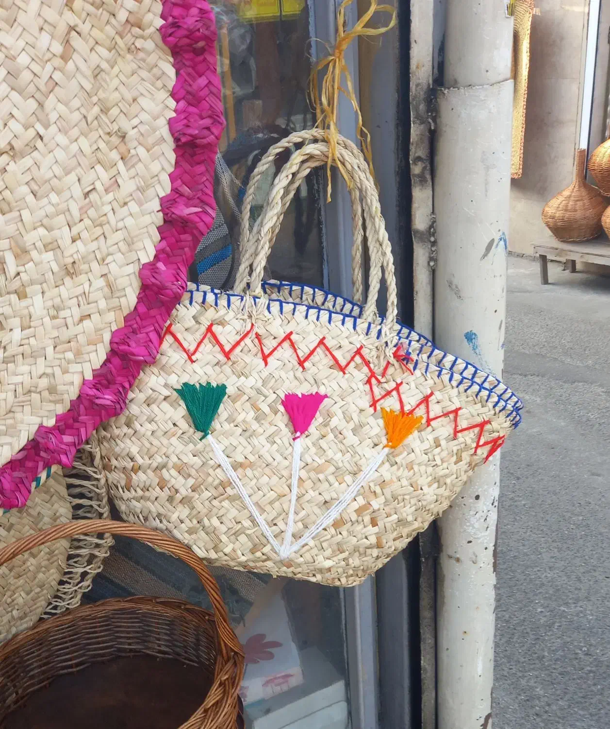 زنبیل ساده،گل کاموایی وگل برجسته وسفره ساده،گل دار|صنایع دستی و سایر لوازم تزئینی|رشت, پیرسرا|دیوار