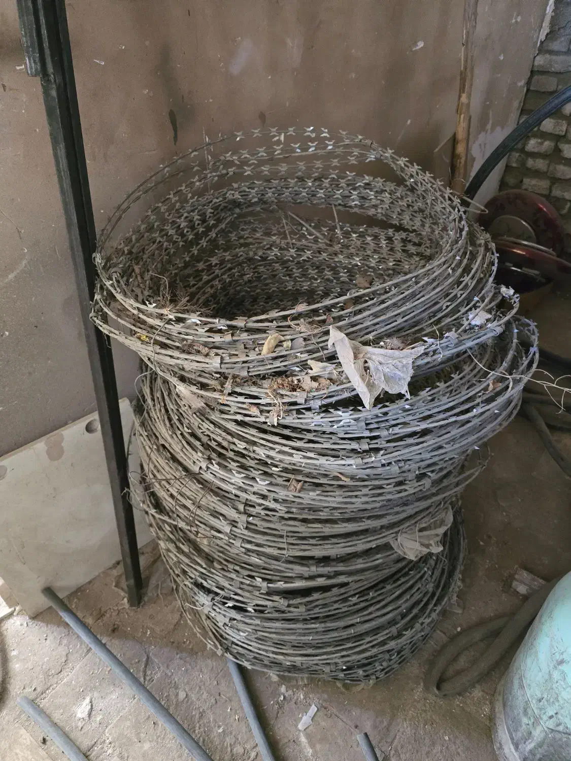 سیم خار دار تبری|مصالح و تجهیزات ساختمان|همدان, |دیوار