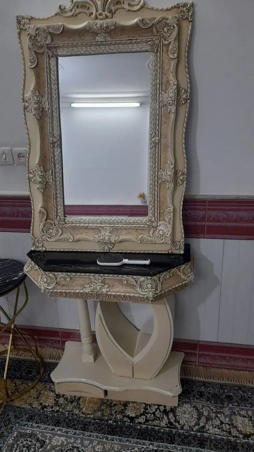 اینه شیکو سالم با میز|مبلمان خانگی و میز عسلی|قم, نیروگاه|دیوار